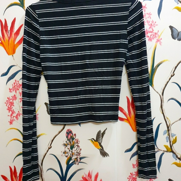 Forever 21 women black and white stripwd cropped fitted top. - Picture 2 of 3